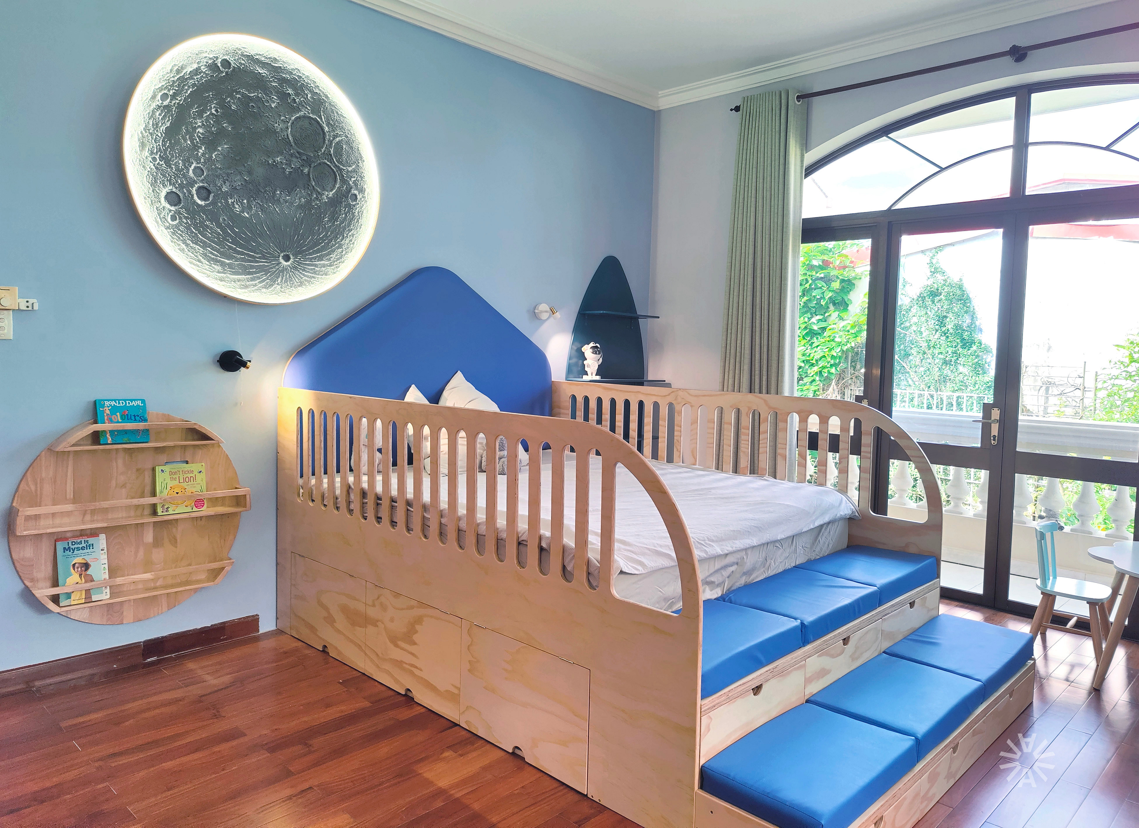 Petite Aykla space theme bedroom and play space