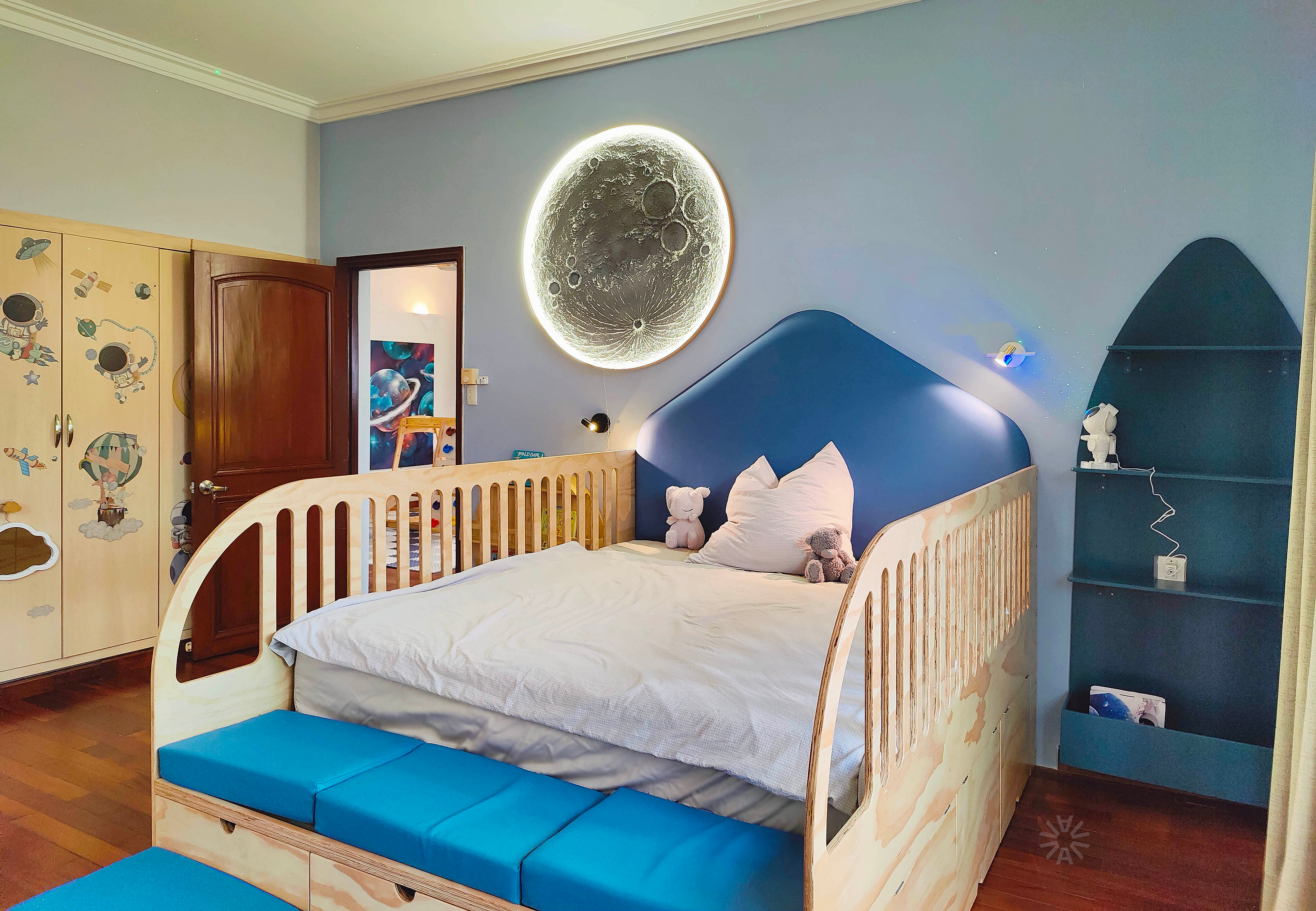 Petite Aykla space theme bedroom and play space